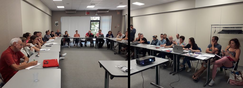 Photo panoramique de la salle de réunion montrant les personnes présentes