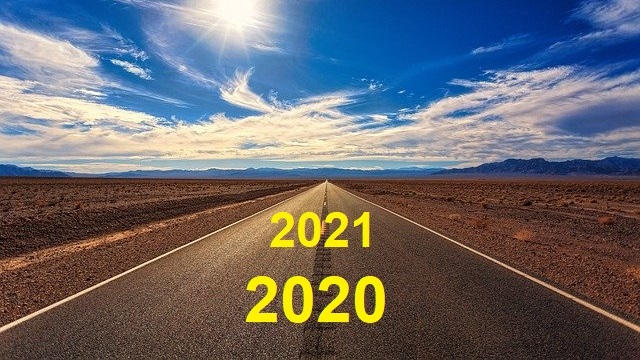 Une route en ligne droite sur laquelle figurent le nombre 2020 au premier plan puis 2021 en arrière plan