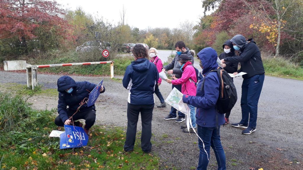 Bénévoles et technicines balisent les 2 circuits