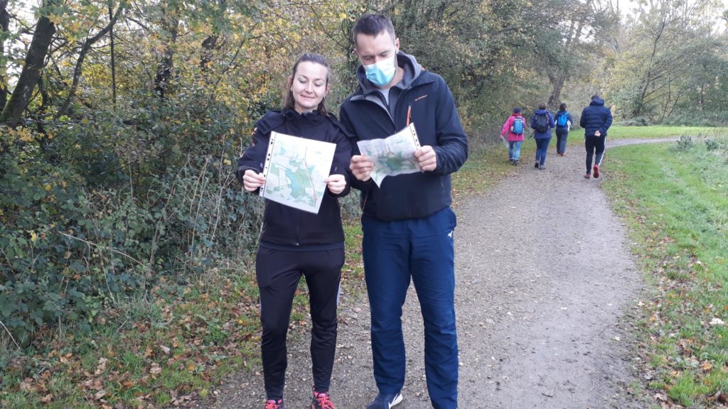 Floriane et Régis font connaissance avec le plan du circuit in-situ