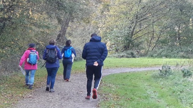 Quatre des randonneurs en pleine action vues de dos