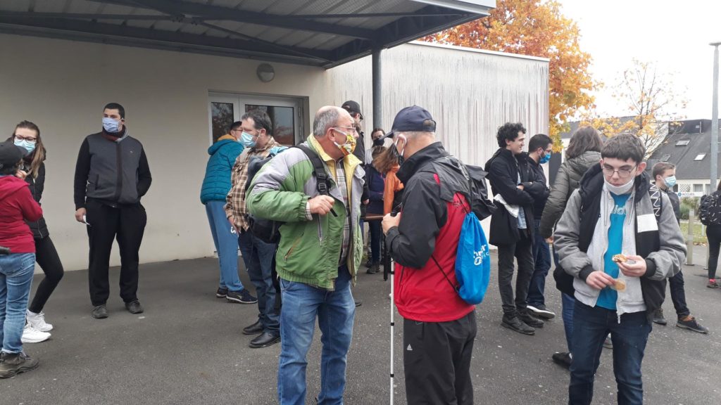 Le groupe de randonneurs à l'arrivée en train de débriefer et de prendre le gouter