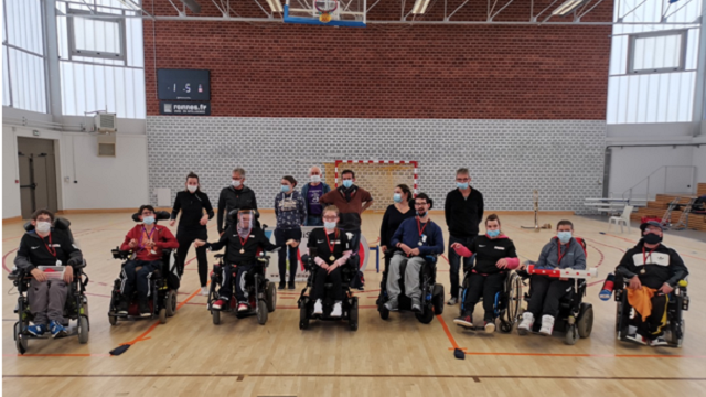 Photo de groupe des participants dans le gymnase